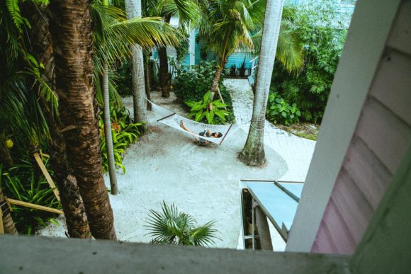 co-living ervaring tuin Roam Miami